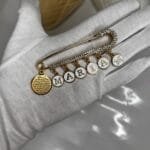 بروش كرستال حروف ذهبي