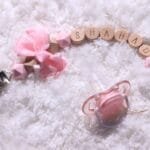 علاقة اللهاية خشبيه (بالاسم)