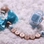 علاقة اللهاية خشبيه (بالاسم)