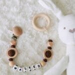 علاقة اللهاية خشبيه (بالاسم)