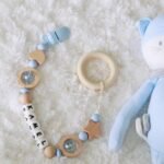 علاقة اللهاية خشبيه (بالاسم)