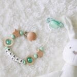 علاقة اللهاية خشبيه (بالاسم)