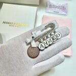 بروش كرستال فضي حروف ٥ خانات