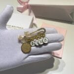 بروش كرستال ذهبي حروف ٥ خانات