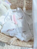 ⁦لبسة+كمه مواليد ٠ الى ٣ شهور تطريز لون واحد⁩ - الصورة ⁦4⁩