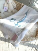 ⁦بطانية مواليد تطريز لون واحد⁩ - الصورة ⁦3⁩