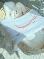 ⁦بطانية مواليد تطريز لون واحد⁩ - الصورة ⁦3⁩